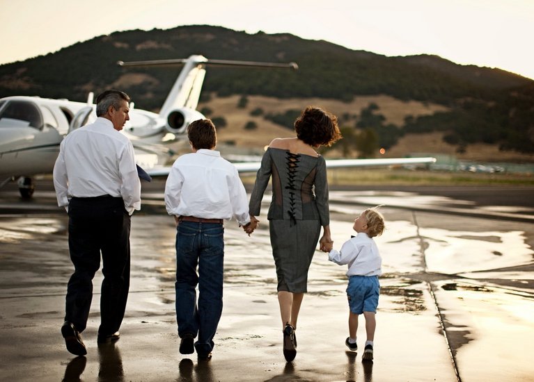 Familie auf dem Weg zum Privatjet