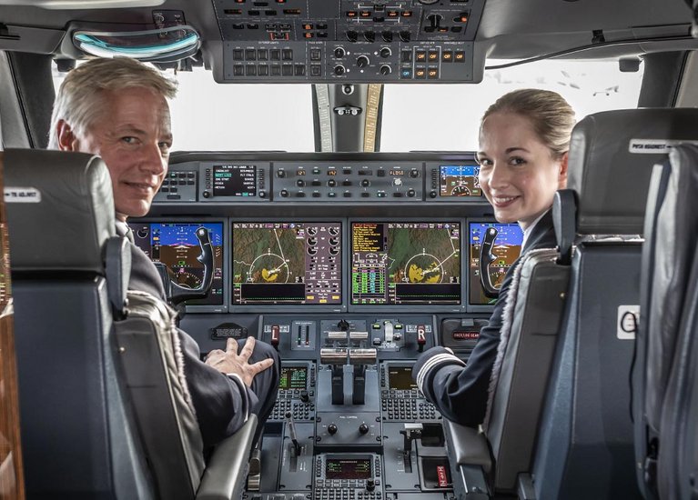 Zwei Piloten sitzen im Cockpit eines Flugzeugs