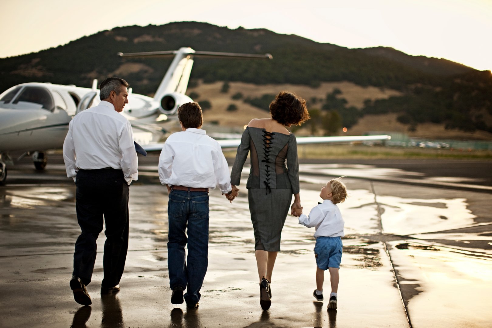 Familie auf dem Weg zum Privatjet